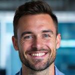 Portrait souriant de Marc Leroy, expert en voyages thématiques et technologie.